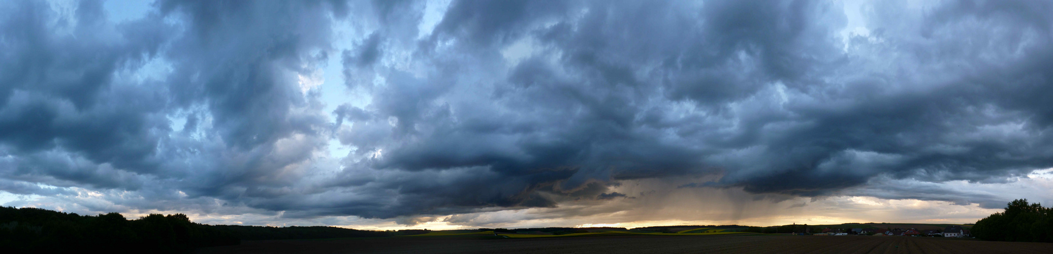 Gewitterfront über Sonnenuntergang