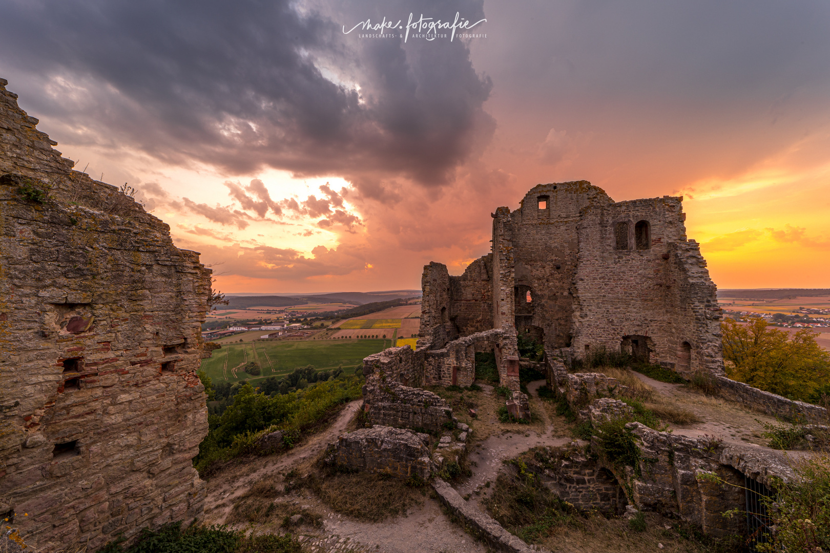 Gewitterfront vor der Burgruine Homburg