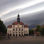 Gewitterhimmel über Lüneburger Rathaus