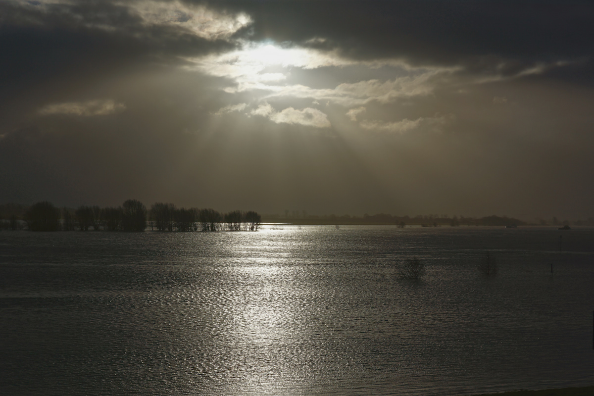 Gewitterlicht über dem Rhein