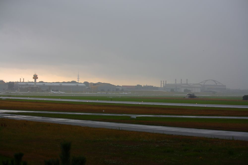 Gewitterschauer über dem Hamburger Flughafen am 19.7.2012