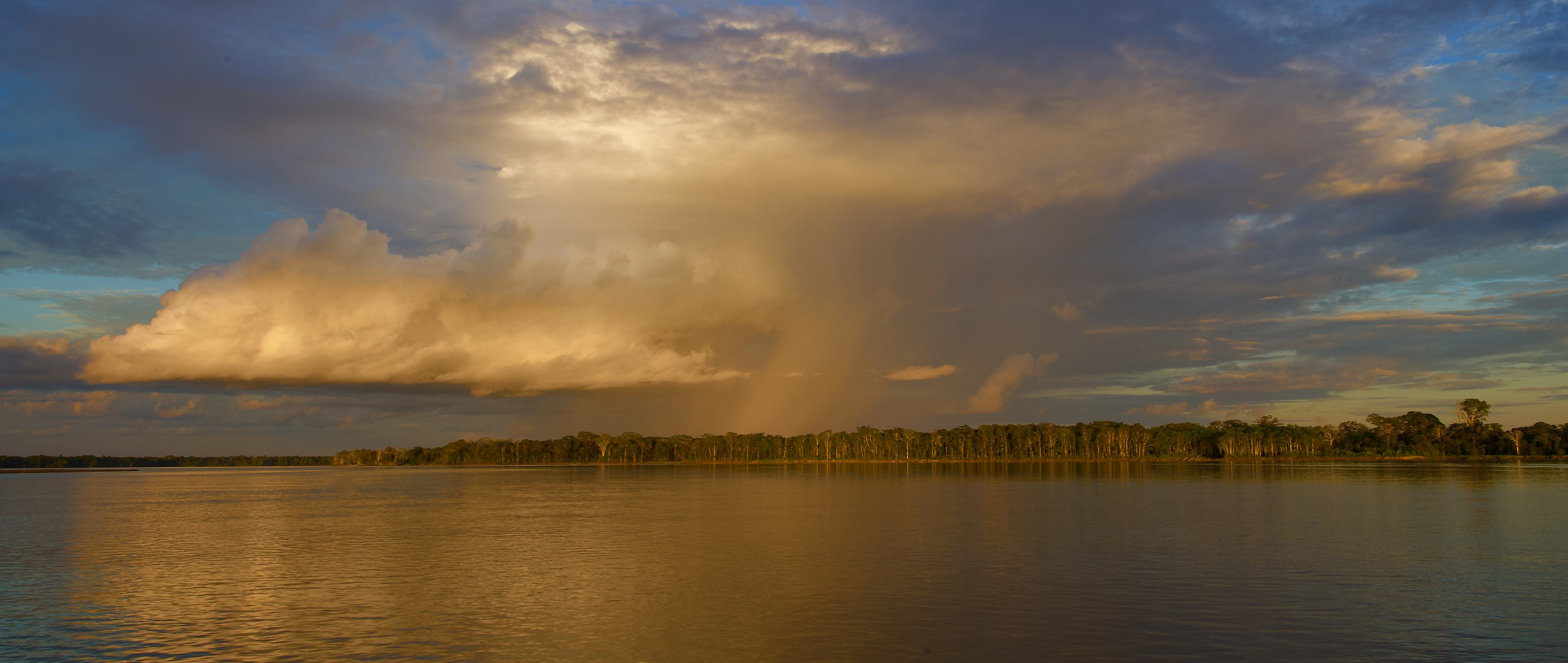 Gewitterstimmung am Amazonas in Peru