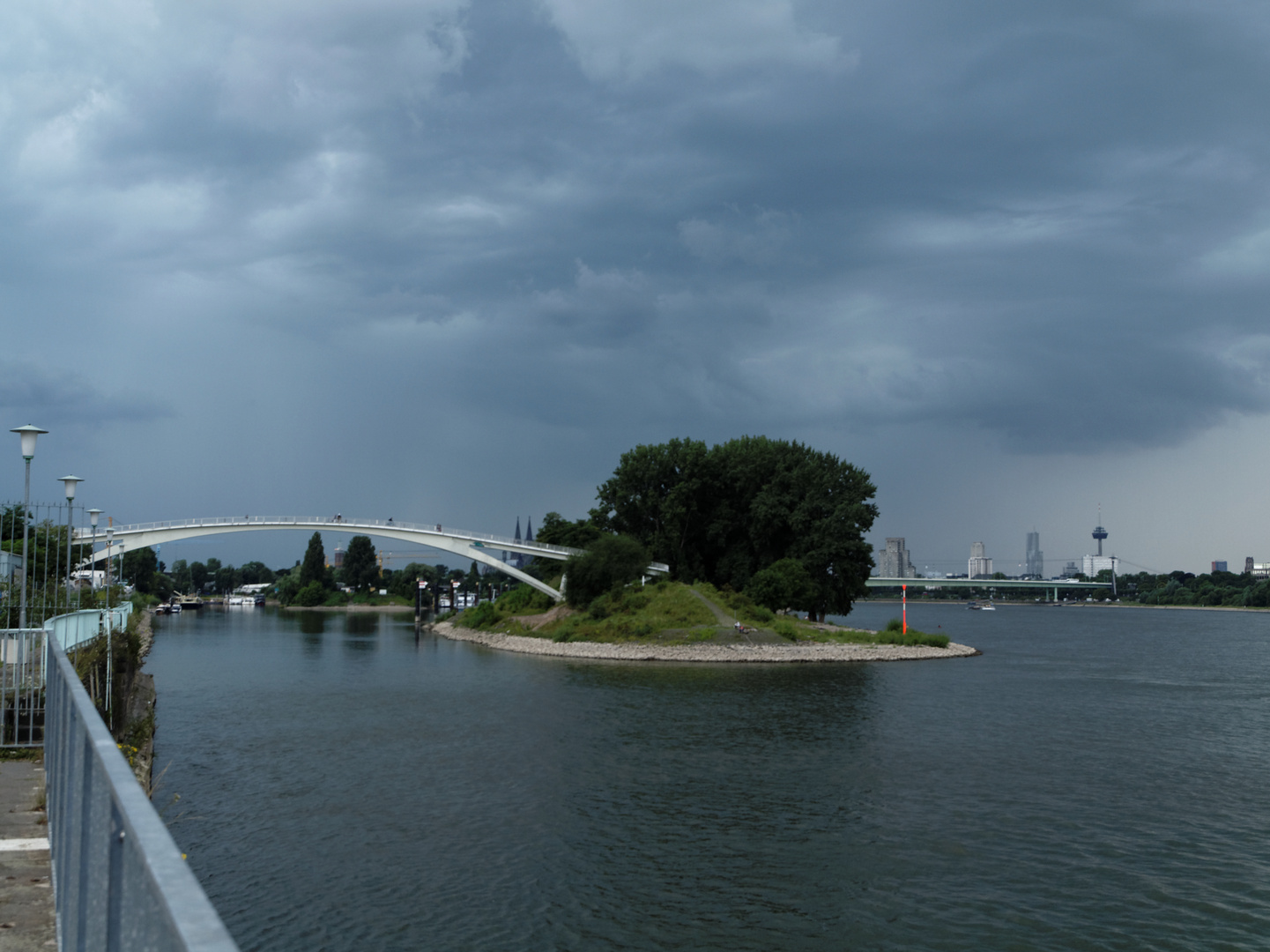 Gewitterstimmung am Rhein in Köln-Mülheim