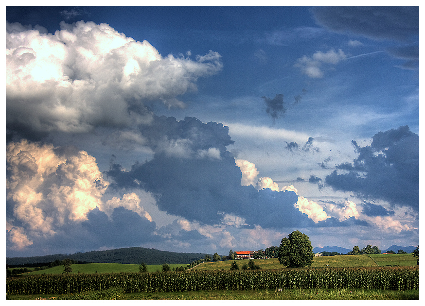 Gewitterstimmung am weißblauen Himmel