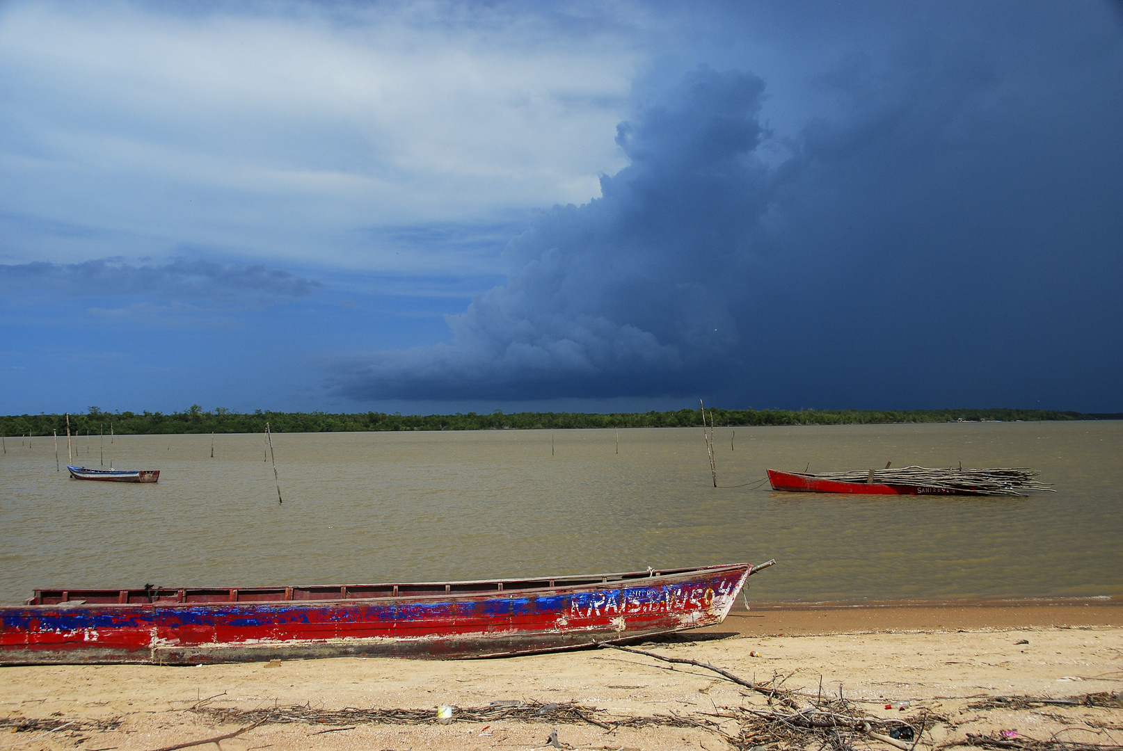 Gewitterstimmung bei Braamspunt - am Suriname Rivier vor der Mündung in den Atlantik