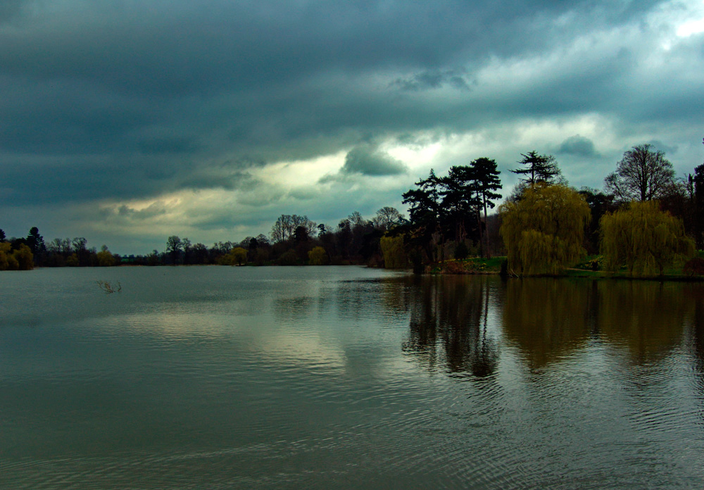 Gewitterstimmung im Gardens von Hever Castle / England