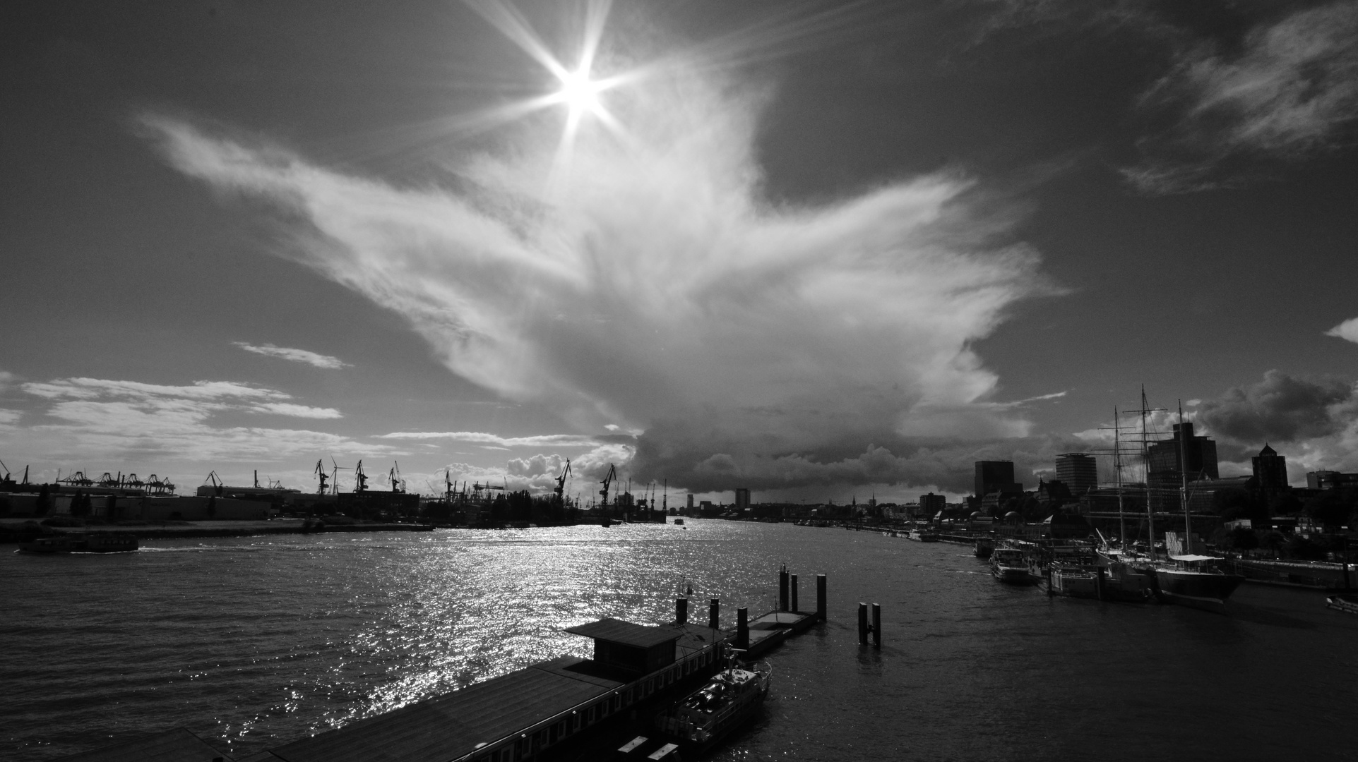 Gewitterstimmung im Hamburger Hafen