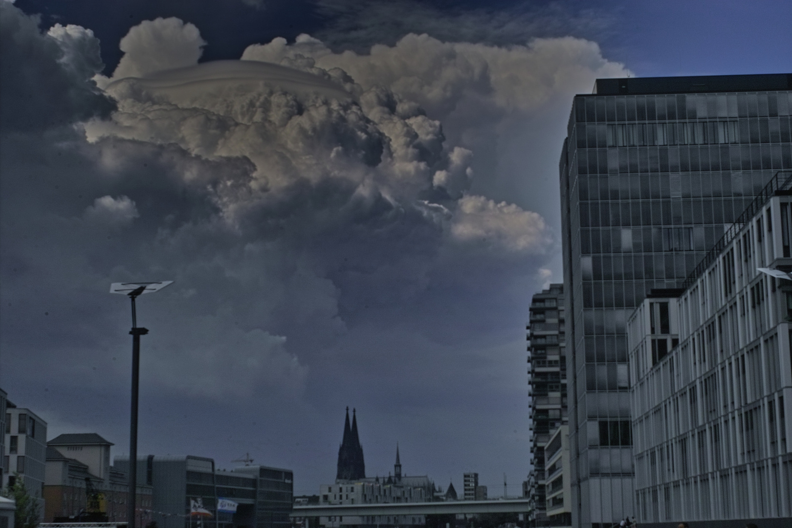 Gewitterstimmung in Köln - Rheinauhafen