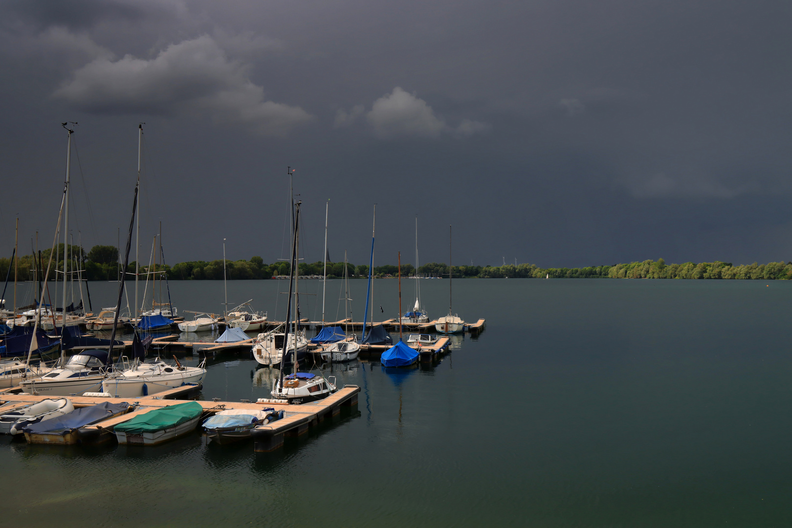 Gewitterstimmung über dem See