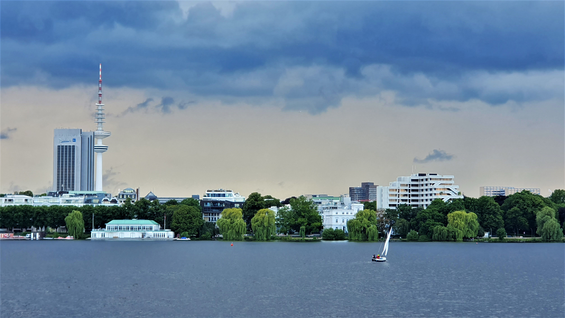 Gewitterstimmung über der Alster