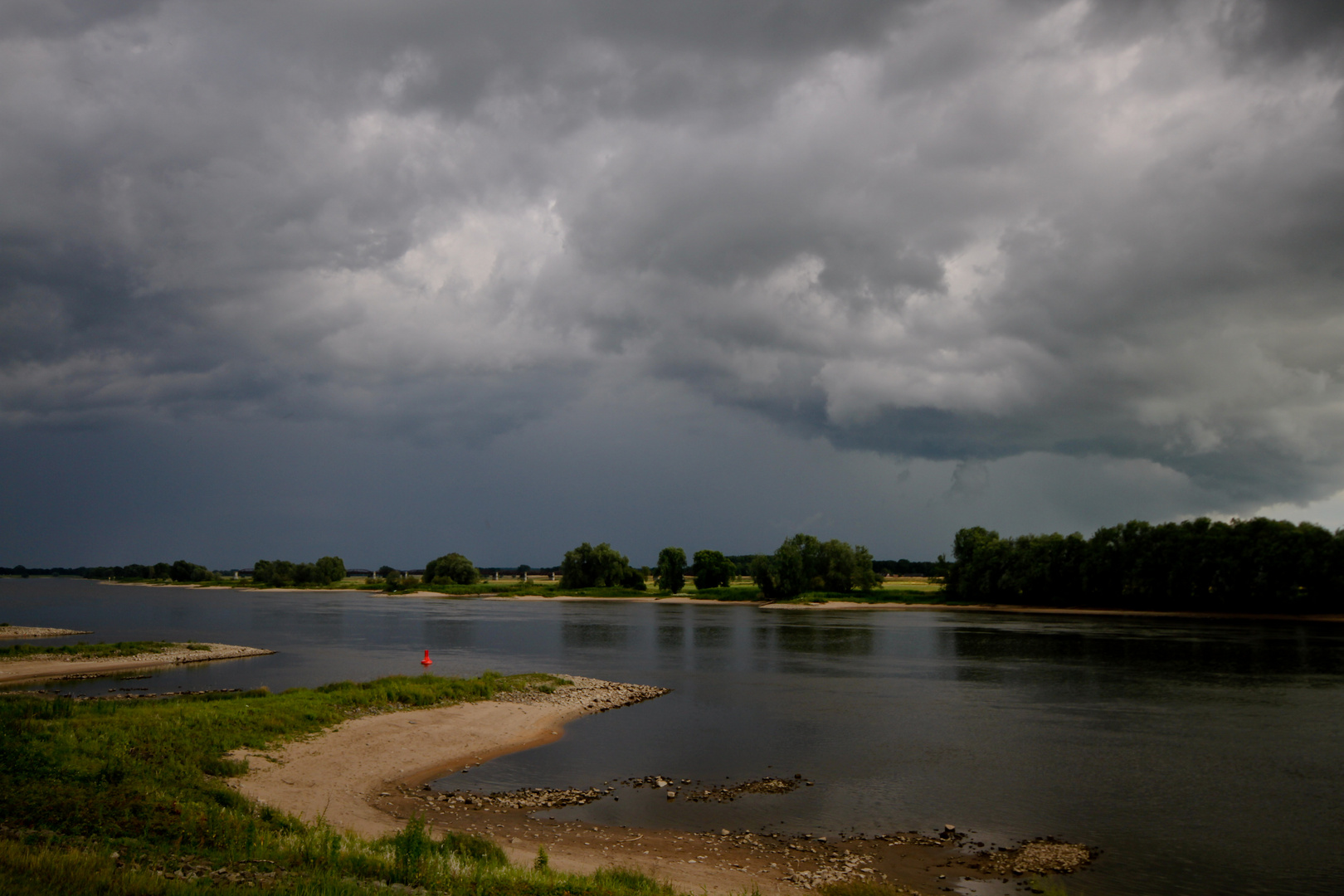 Gewitterstimmung über der Elbe .....