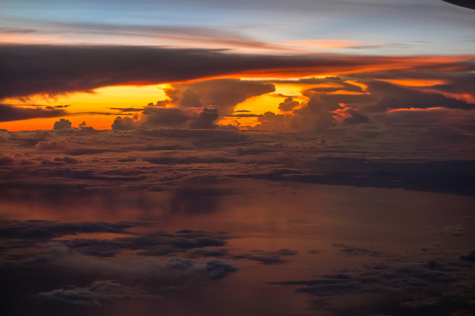 Gewitterstimmung und Sonnenuntergang in 11000 Meter Höhe