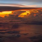 Gewitterstimmung und Sonnenuntergang in 11000 Meter Höhe