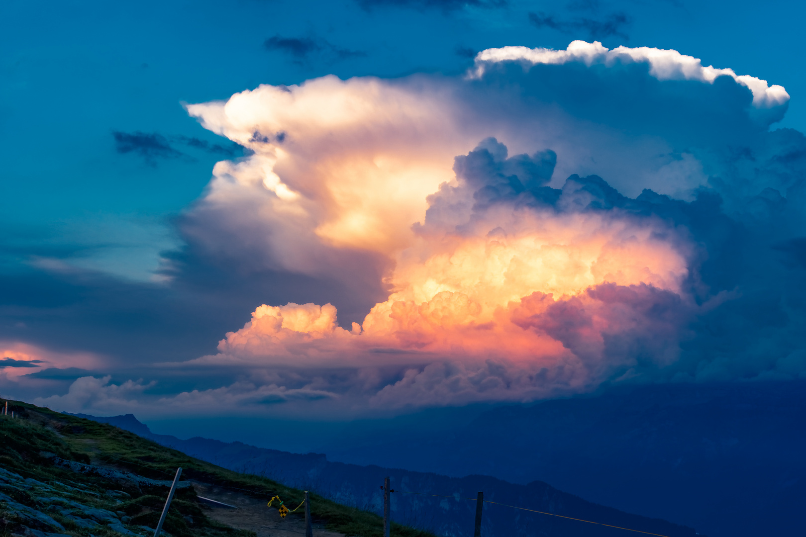 Gewitterwolke bei Sonnenuntergang