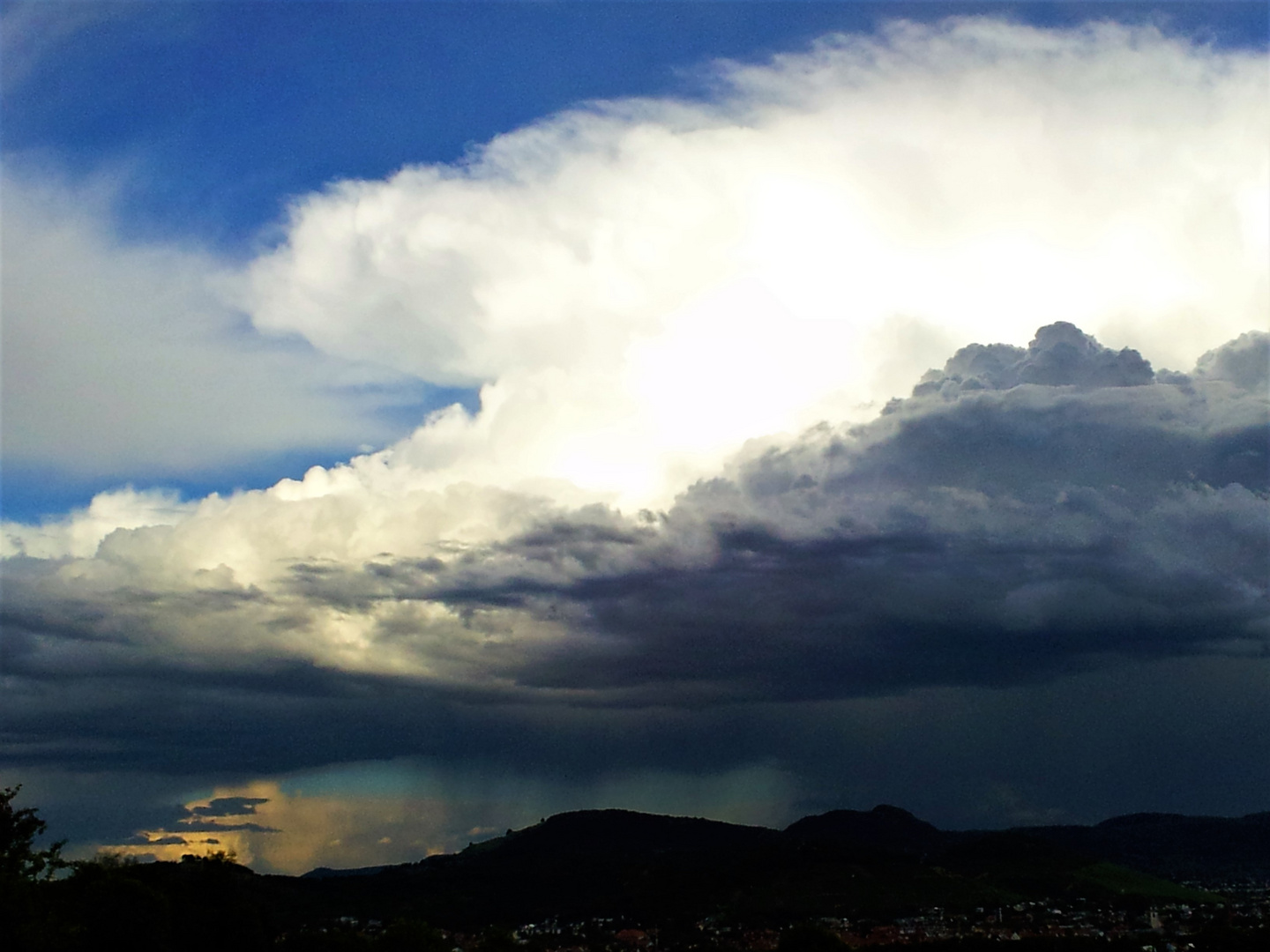 Gewitterwolke hinter Metzingen