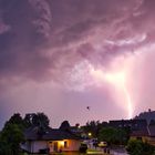 Gewitterwolke mit Blitz und einer Fledermaus.