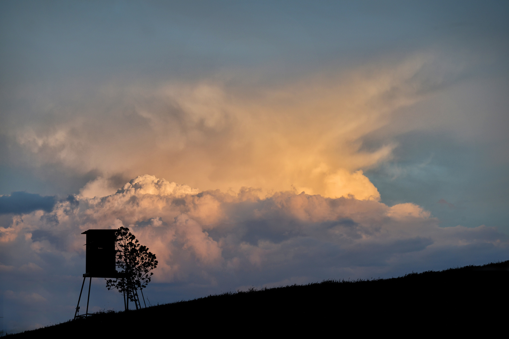 Gewitterwolke mit Hochsitz