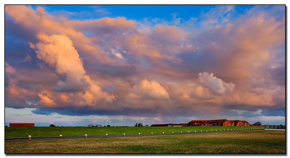 Gewitterwolke über dem Deich