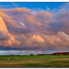 Gewitterwolke über dem Deich