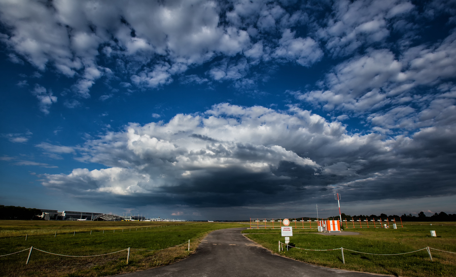 Gewitterwolke über dem Flughafen MUC