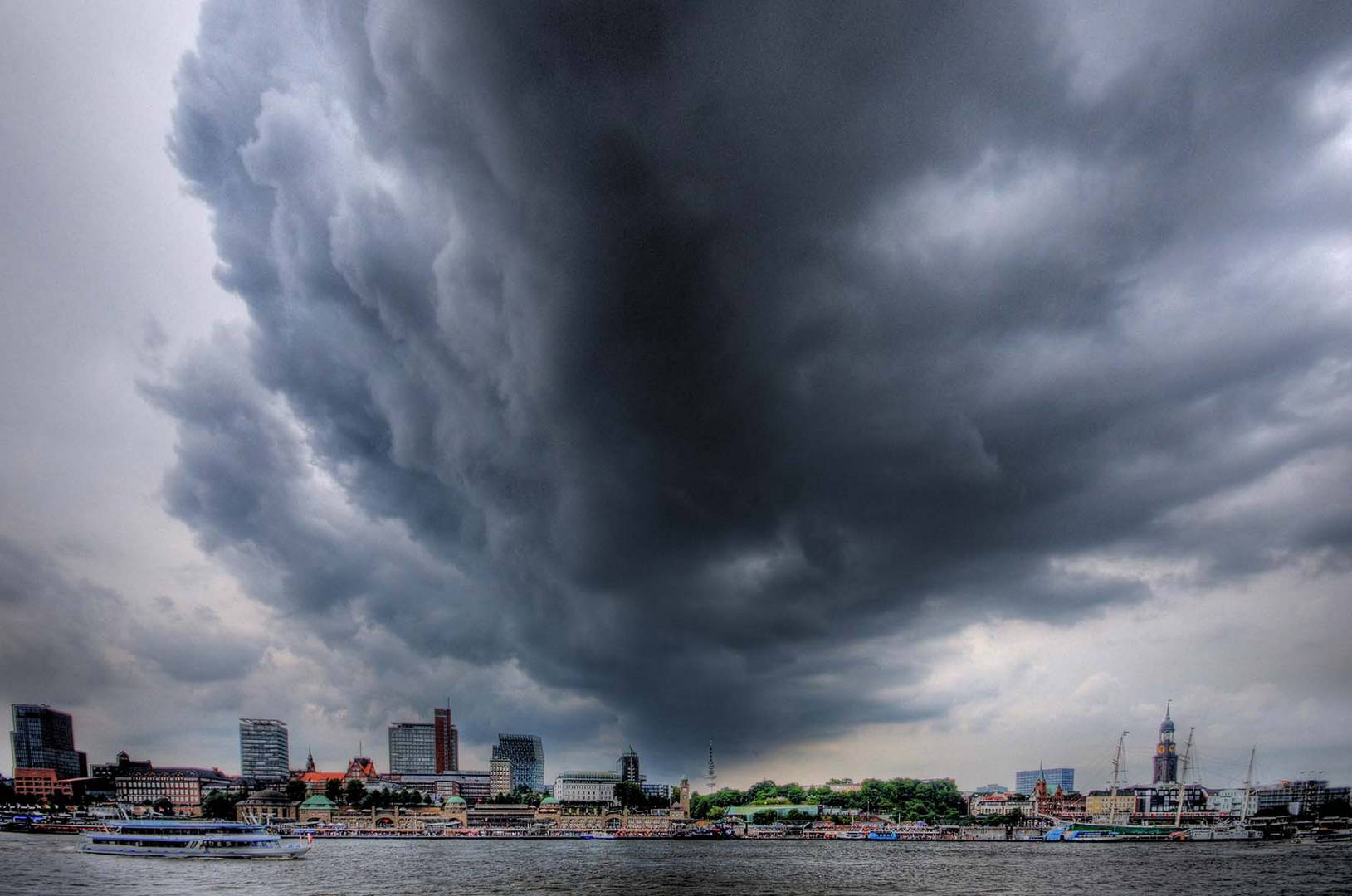 Gewitterwolke über dem hamburger Hafen