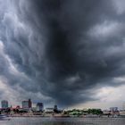 Gewitterwolke über dem hamburger Hafen