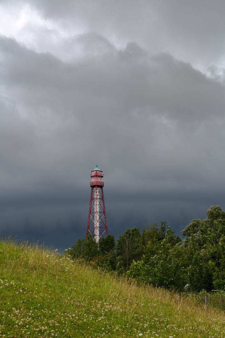 Gewitterwolken am Leuchtturm Campen in Ostfriesland