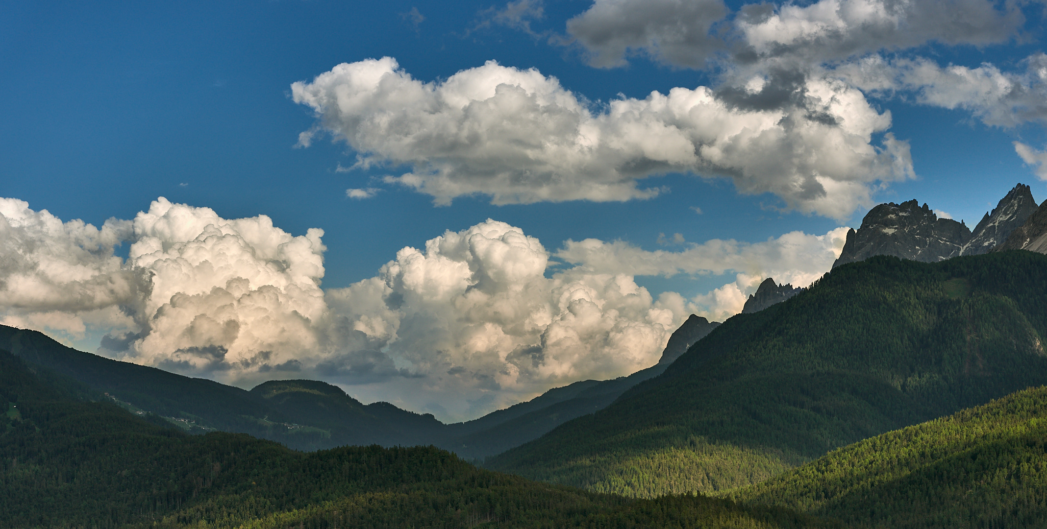 Gewitterwolken bauen sich auf, noch sieht alles friedlich aus über dem Kreuzbergpass...