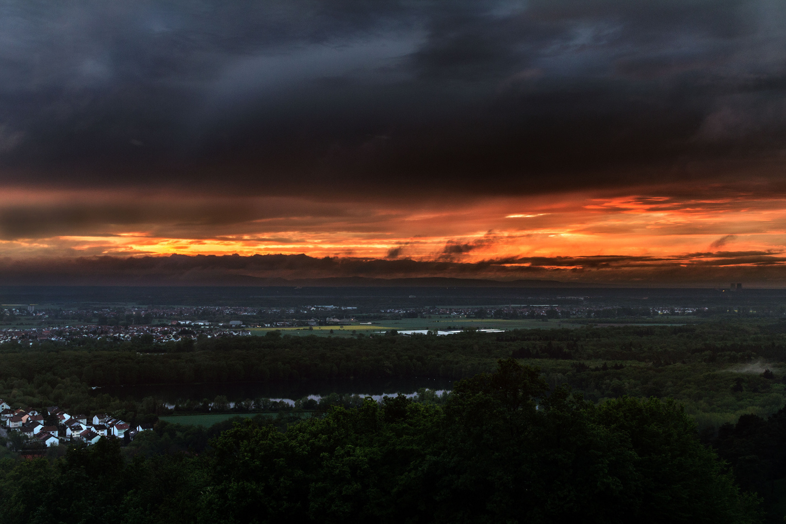 Gewitterwolken bei Sonnenuntergang