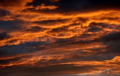 Gewitterwolken gemischt mit Sonnenuntergang