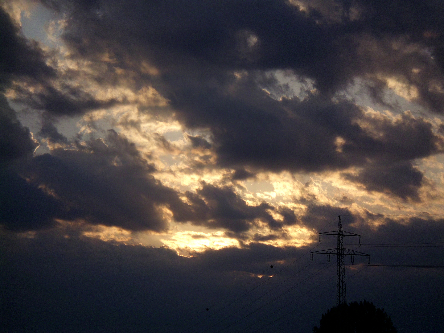 Gewitterwolken lassen die Sonne verschwinden