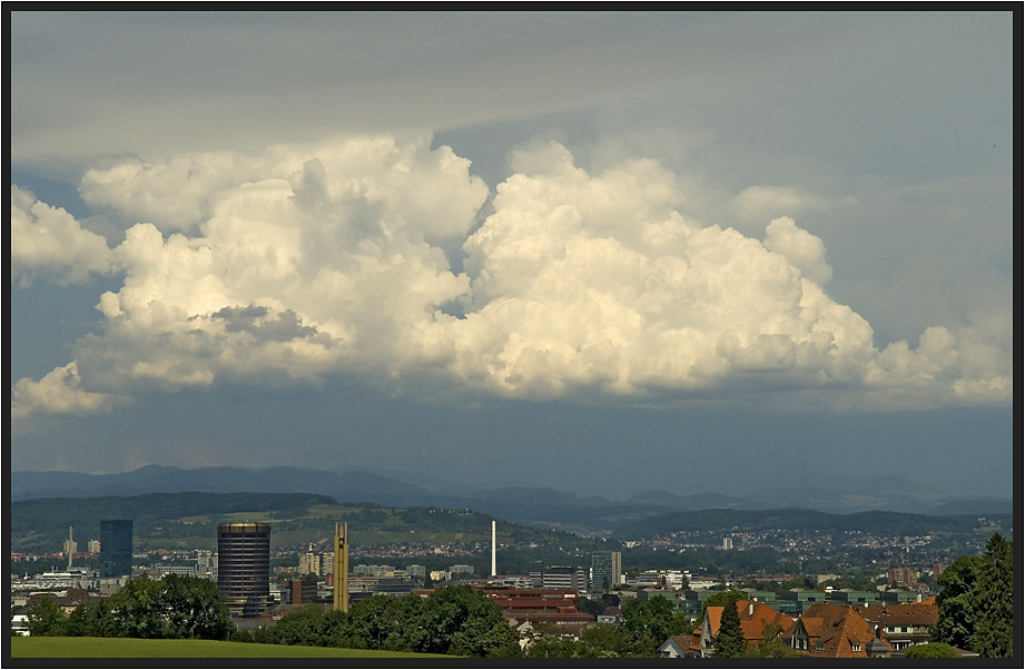 Gewitterwolken über Basel