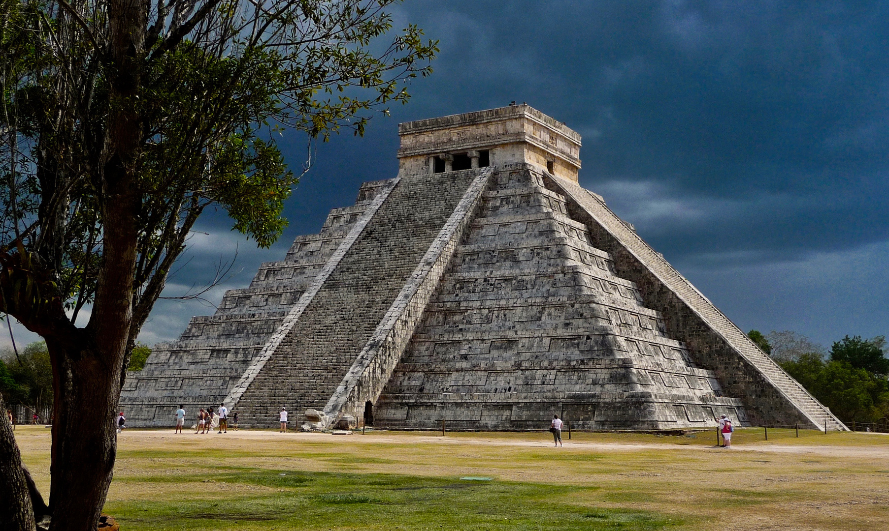 Gewitterwolken über Chichén Itzá