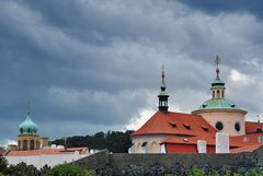 GEWITTERWOLKEN ÜBER DAS ALTE KLOSTER