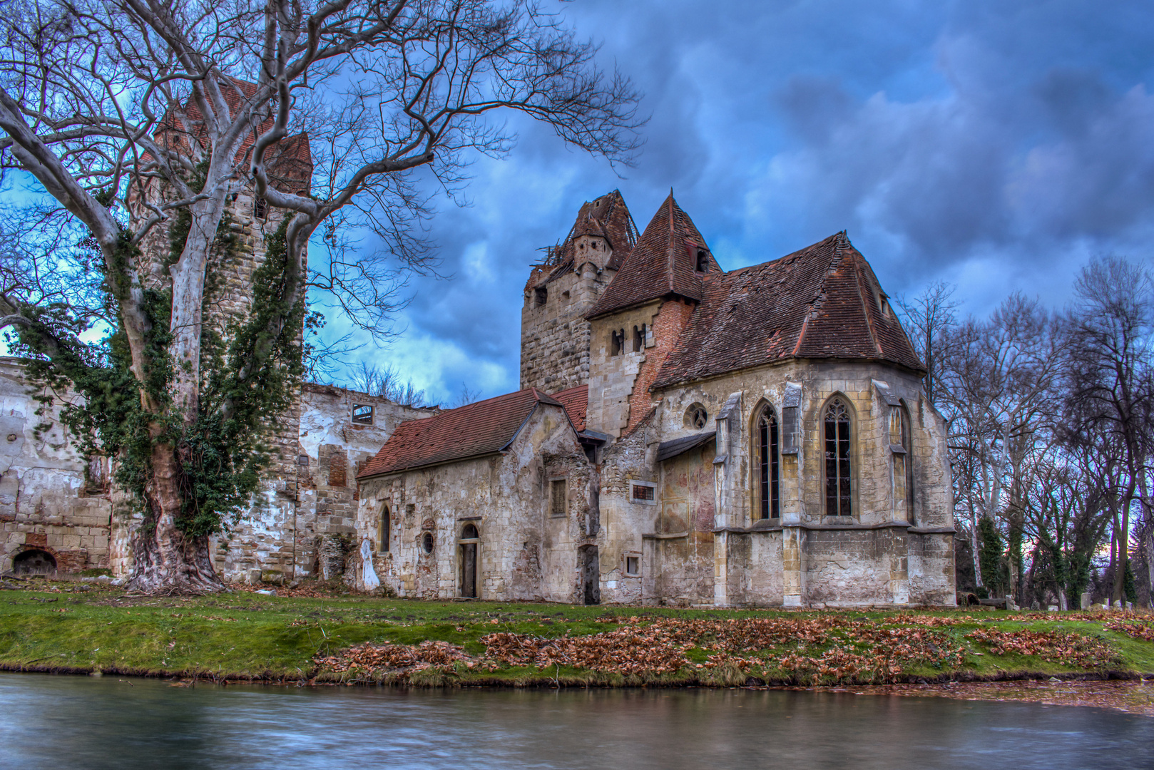 Gewitterwolken über dem, dem Verfall überlassenen Schloss Pottendorf