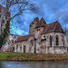 Gewitterwolken über dem, dem Verfall überlassenen Schloss Pottendorf