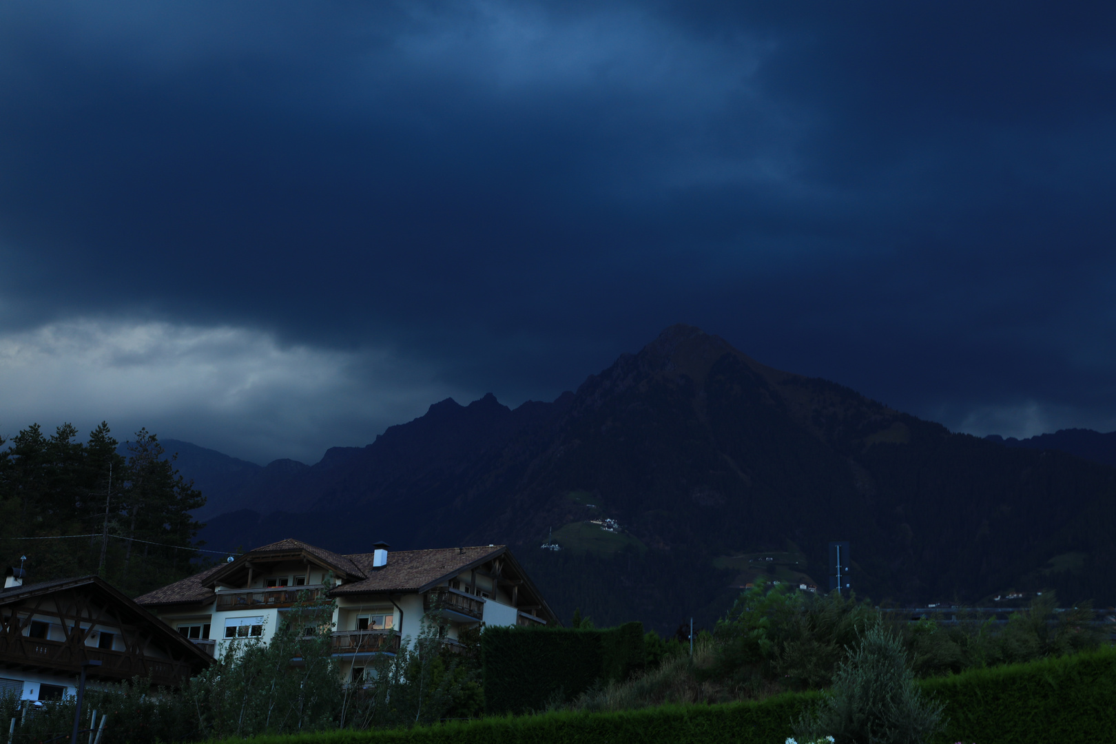 Gewitterwolken über dem Dorf Tirol