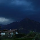 Gewitterwolken über dem Dorf Tirol