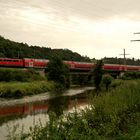 Gewitterwolken über dem Fluss