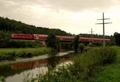 Gewitterwolken über dem Fluss