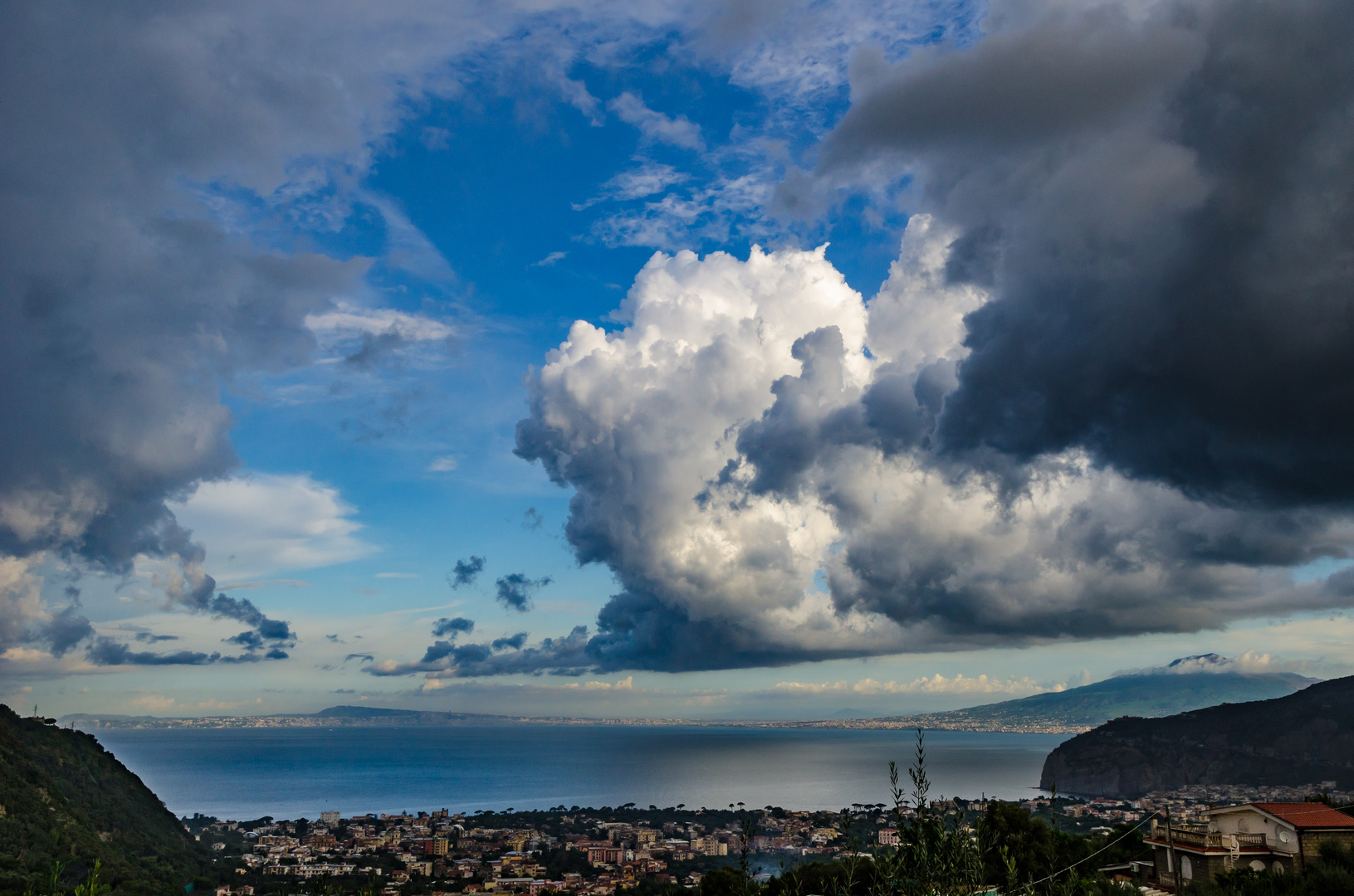 Gewitterwolken über dem Golf von Neapel