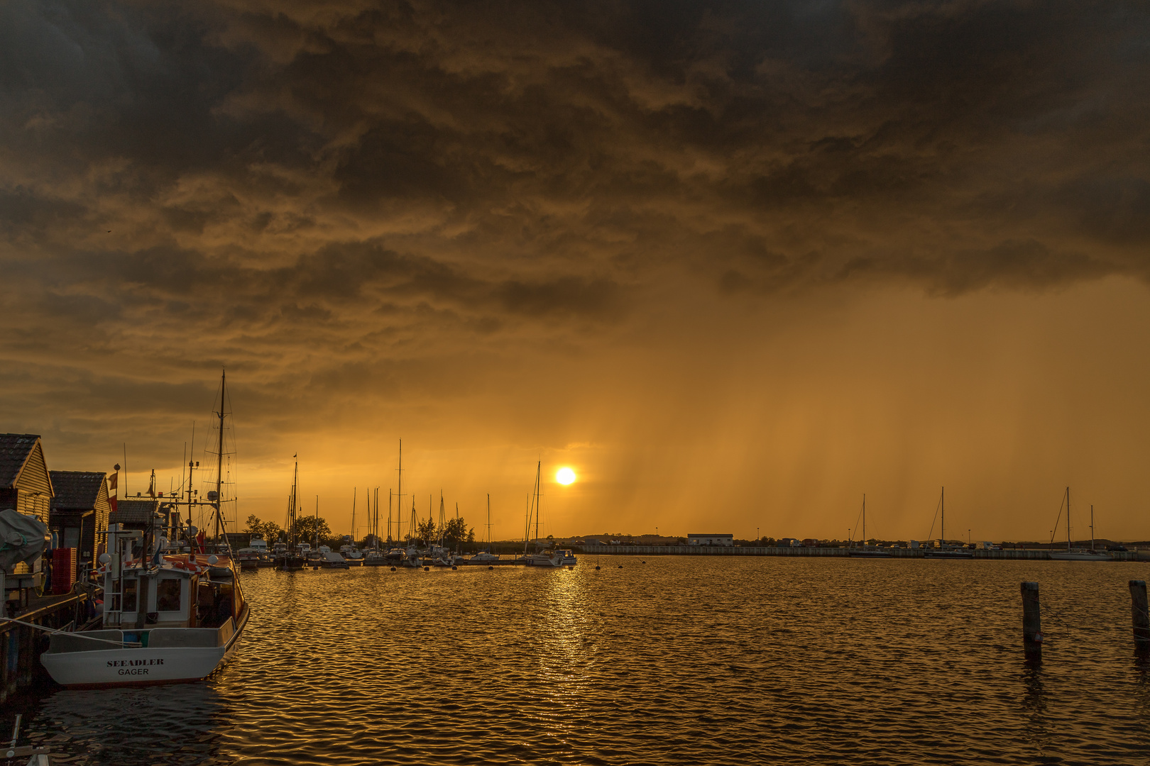 Gewitterwolken über dem Hafen von Gager auf Rügen