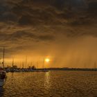 Gewitterwolken über dem Hafen von Gager auf Rügen