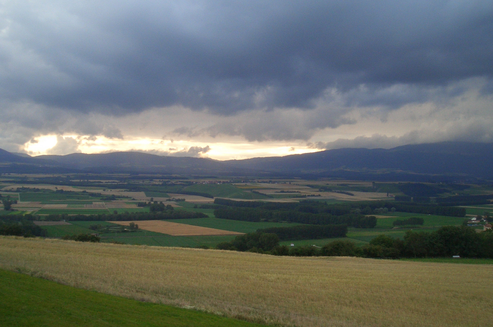 Gewitterwolken über dem Jura bei Bavois