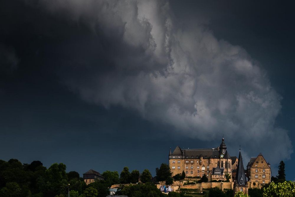 Gewitterwolken über dem Marburger Landgrafenschloss