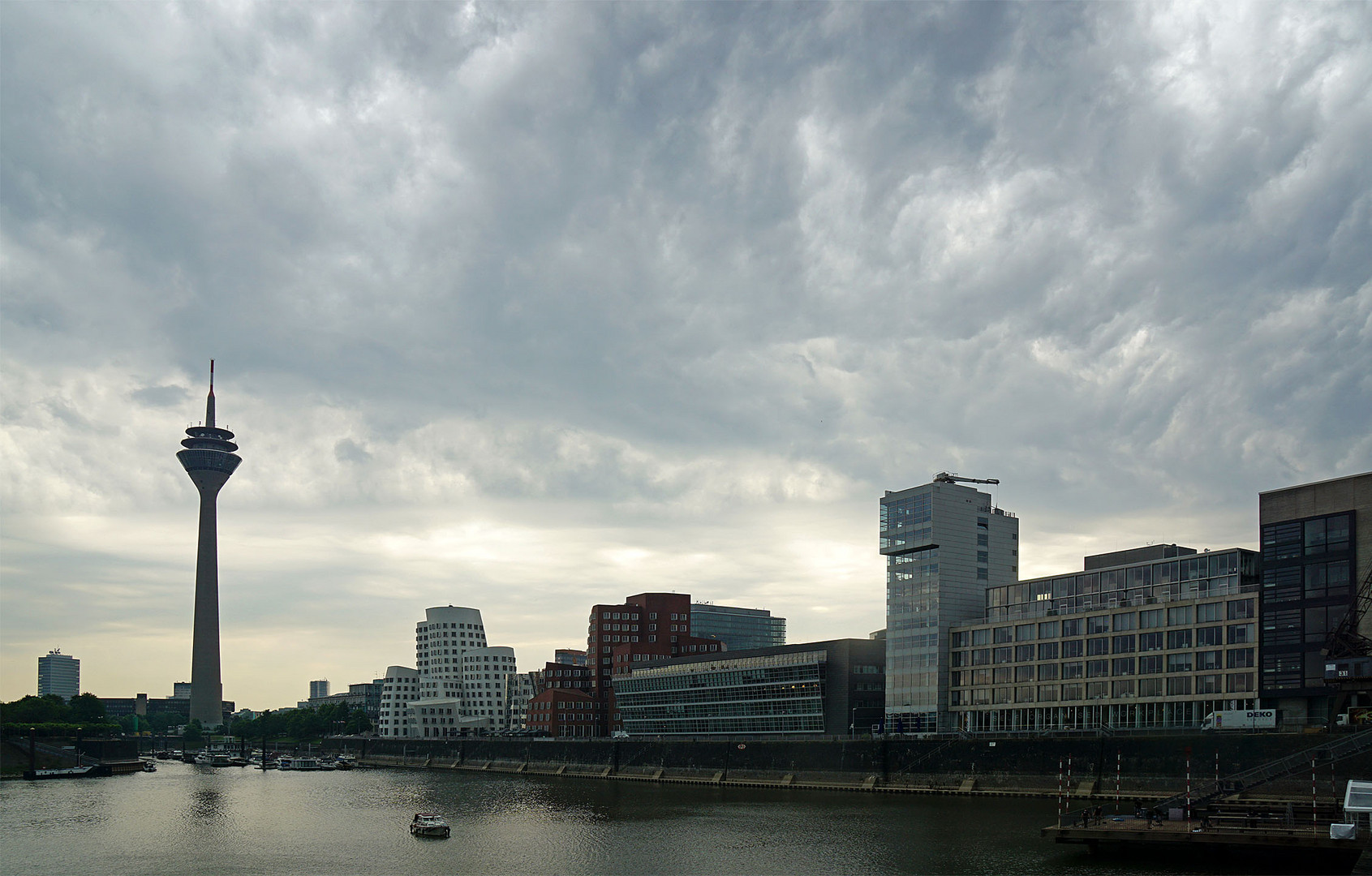 Gewitterwolken über dem Medienhafen