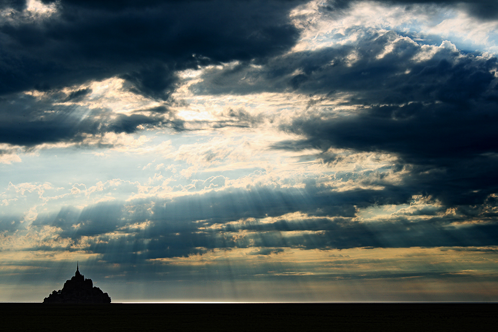 Gewitterwolken über dem Mont Saint-Michel