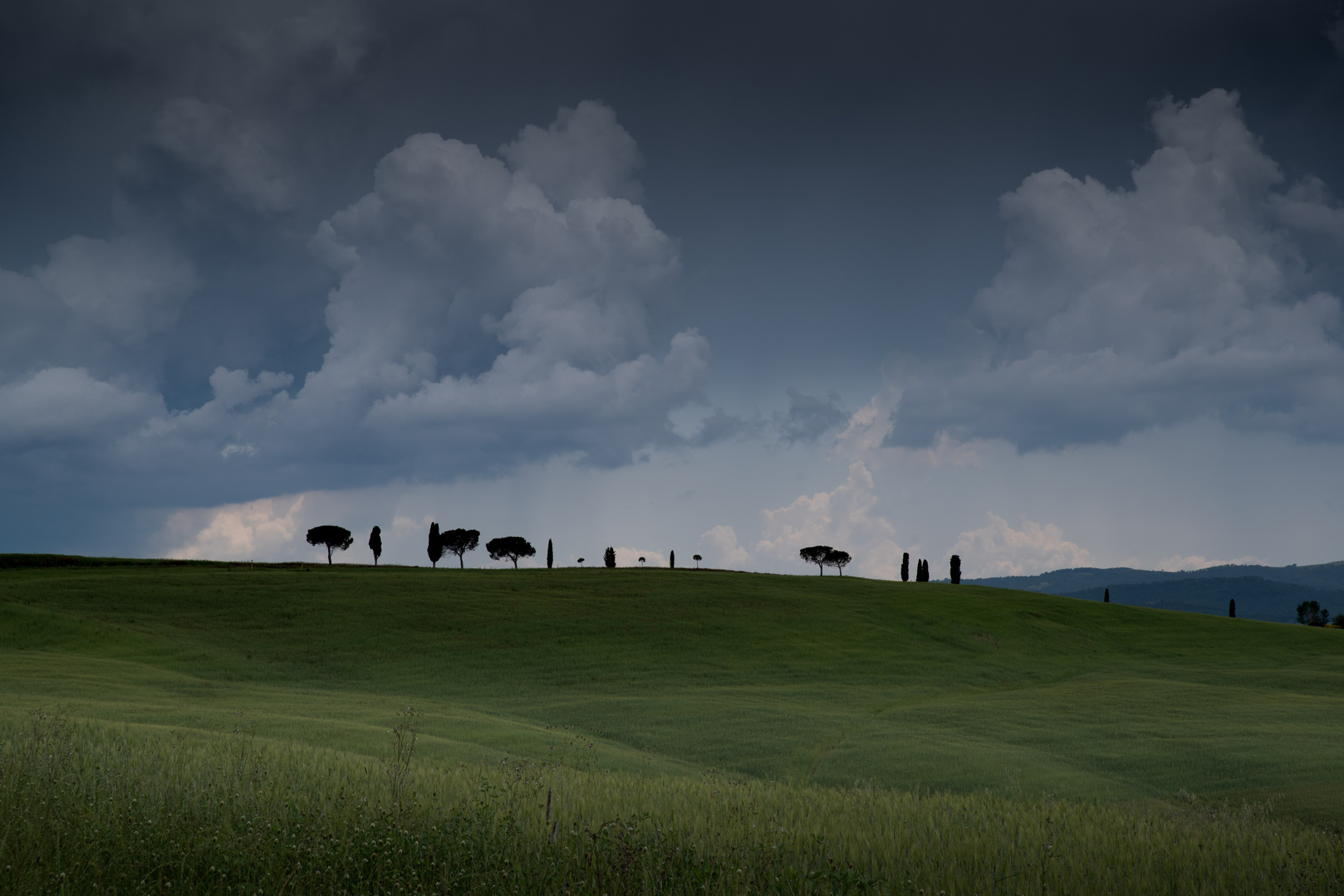 Gewitterwolken über dem Val d'Orcia