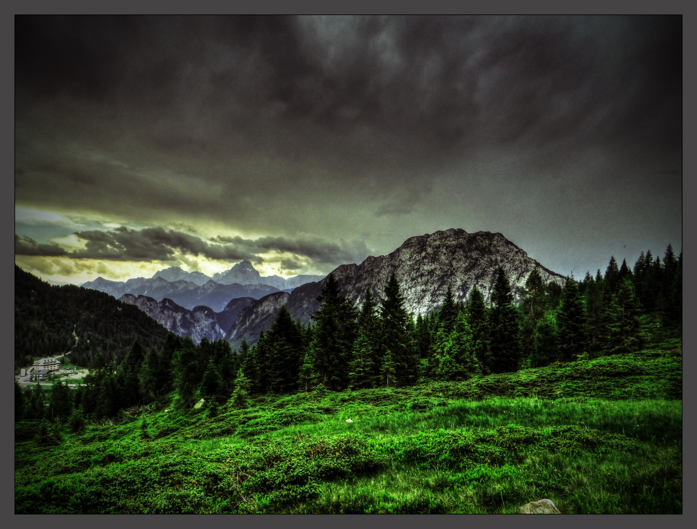 Gewitterwolken über den Bergen