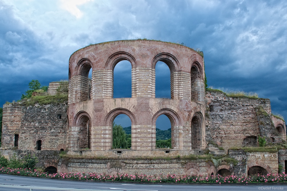 Gewitterwolken über den Kaiserthermen